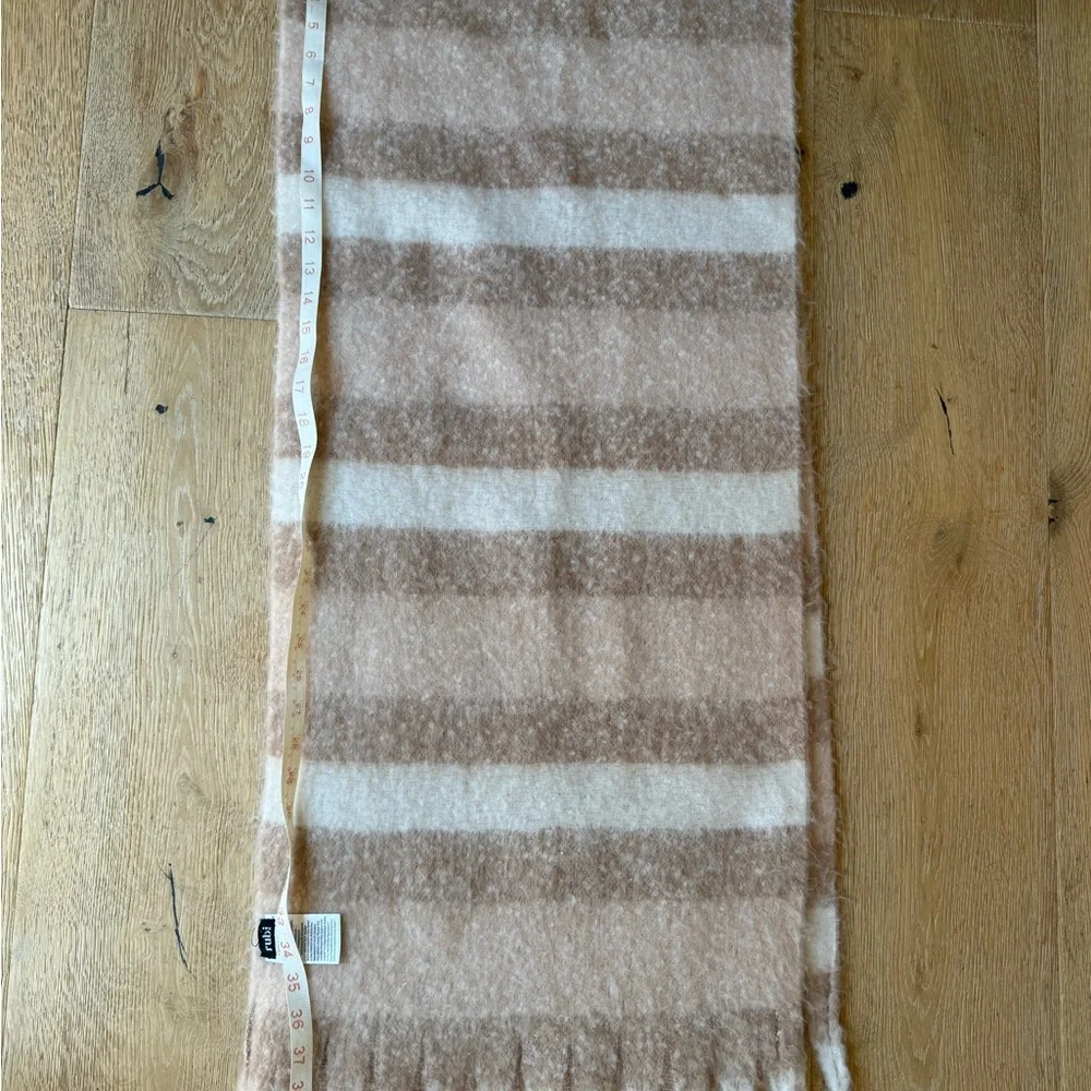 Large Chunky wide striped scarf Beige NWOT price firm!